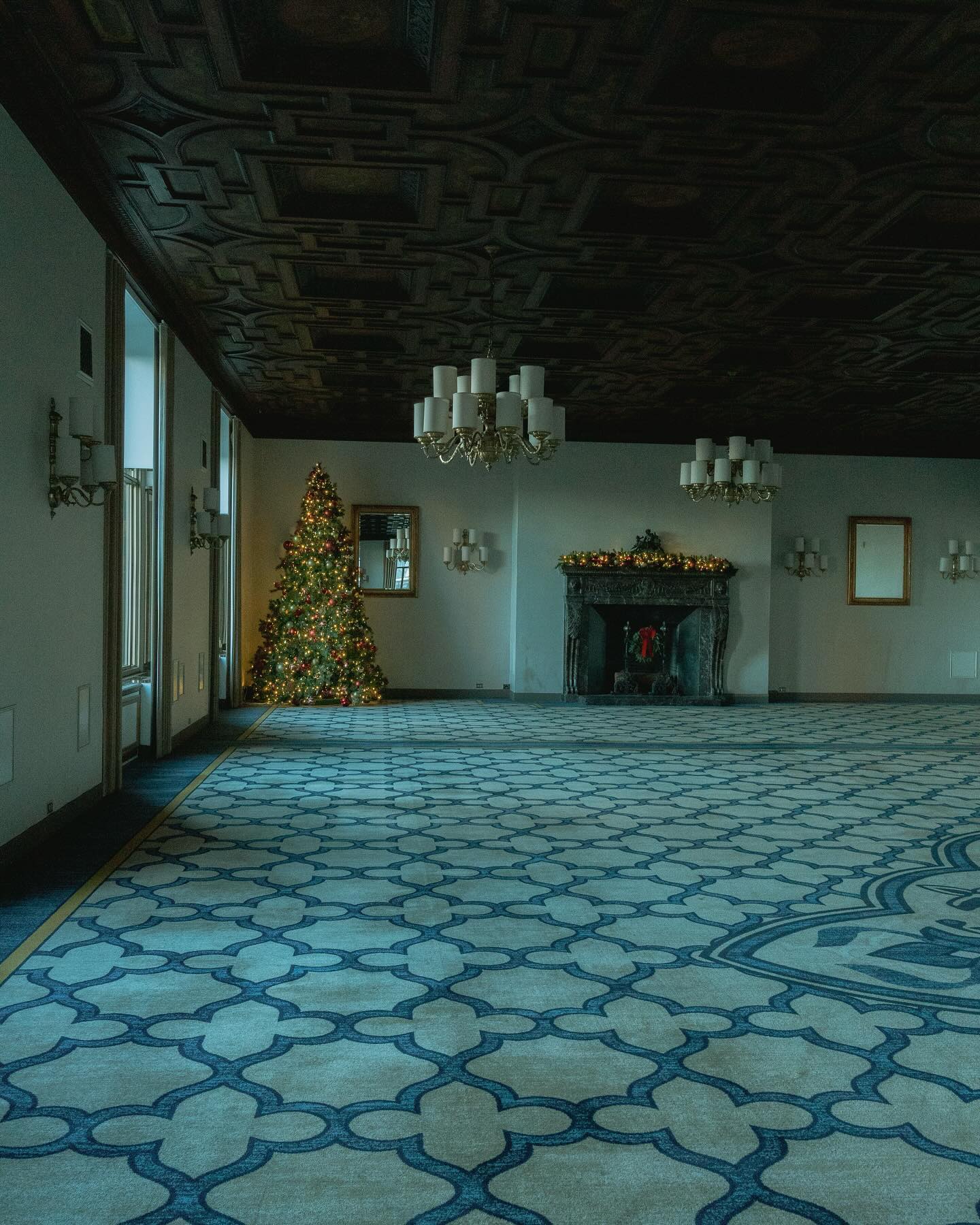 Salón con árbol de Navidad y chimenea